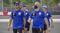 Tampak pula pebalap tim Pata Yamaha With Brixx WSBK Toprak Razgatlioglu (kiri) melakukan Track Familiarization di Pertamina Mandalika International Street Circuit di KEK Mandalika, Desa Kuta, Kecamatan Pujut, Praya, Lombok Tengah, NTB, Kamis (18/11/2021). ANTARA FOTO/Ahmad Subaidi. 