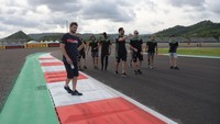 Sebagai informasi, Sirkuit Mandalika masuk dalam kalender WorldSBK round 13 yang berlangsung mulai tanggal 19 - 21 November 2021. Seri terakhir ini jadi laga penentuan, dunia akan melihat apakah Toprak Razgatlioglu ata Jonathan Rea yang keluar sebagai juara. ANTARA FOTO/Andika Wahyu.