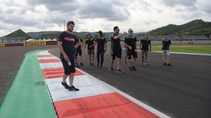 Lihat Lagi Persiapan Tim-Pebalap Jelang WSBK di Sirkuit Mandalika Sejumlah tim dan pebalap datangi Sirkuit Mandalika pada Kamis (18/11) lalu untuk melakukan persiapan jelang gelaran WSBK Mandalika 2021. Lihat yuk persiapannya.