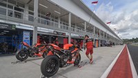 Mekanik tim Aruba.it Racing - Ducati WSBK mengecek sepeda motor di Pertamina Mandalika International Street Circuit di KEK Mandalika, Desa Kuta, Kecamatan Pujut, Praya, Lombok Tengah, NTB, Kamis (18/11/2021). ANTARA FOTO/Ahmad Subaidi.