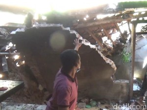 Longsor Kembali Terjang Trenggalek, Kali Ini Jebol Rumah dan Putuskan Jembatan