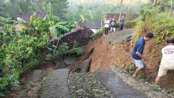 longsor di trenggalek