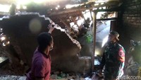 Akibatnya sejumlah rumah mengalami kerusakan. Tampak tembok rumah warga roboh diterjang longsor.