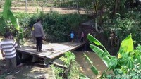 Longsor juga menyebabkan satu jembatan putus.