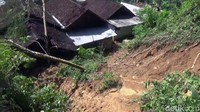 Tampak sejumlah rumah terkena longsor.
