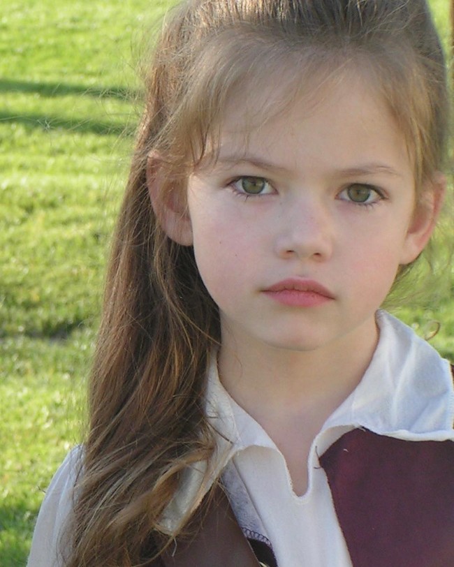 Ketika membintangi seri terakhir dari Twilight, Mackenzie Foy masih berusia 11 tahun. Meski begitu kecantikannya sudah mencuri perhatian dan dikenang oleh para penonton. Sejak kecil, ia memang dikenal punya paras menawan.Foto: Instagram @mackenziefoy