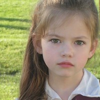 Ketika membintangi seri terakhir dari Twilight, Mackenzie Foy masih berusia 11 tahun. Meski begitu kecantikannya sudah mencuri perhatian dan dikenang oleh para penonton. Sejak kecil, ia memang dikenal punya paras menawan.Foto: Instagram @mackenziefoy