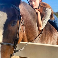 Ia cukup banyak berfoto dengan kuda yang tampaknya menjadi hobi wanita kelahiran Los Angeles itu. Foto: Instagram @mackenziefoy