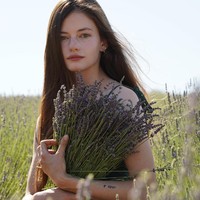 Setelah Twilight, ia bermain dalam berbagai film, seperti The Conjuring, Wish You Well, Interstellar, hingga The Nutcraker and the Four Realms. Mackenzie pun dikabarkan akan menjadi lawan main Kate Winslet di film Black Beauty. Foto: Instagram @mackenziefoy