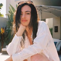 Setelah dengan Carly Aquilino, Pete Davidson menjalin asmara dengan Cazzie David, aktris dan putri komedian Larry David. Keduanya menjalin hubungan pada 2016 dan berakhir pada 2018. Hubungan dua tahun itu begitu bermakna bagi Pete. “Aku sangat beruntung. Dia sangat mendukungku,” ucap Pete kepada Entertainment Tonight. Foto: Instagram