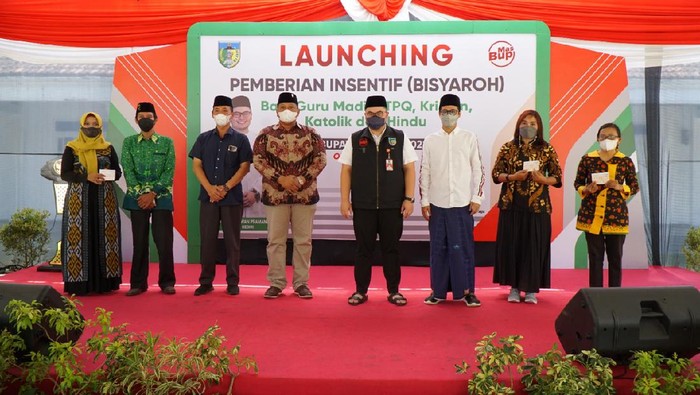 Mas Dhito Beri Bantuan Insentif  Bulanan, Ribuan Guru Agama Kediri