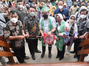 Mendes-Bupati Belitung Timur Berbalas Pantun di Peresmian Desa Wisata