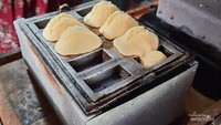 Kue balok yang sedang di buat