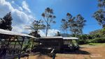 Menikmati Kue Balok dengan View Perbukitan Bandung