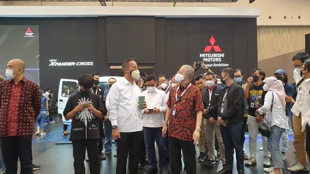 Menteri Perindustrian Agus Gumiwang berkunjung ke GIIAS 2021