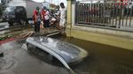 Banjir di Sintang Kalbar Mulai Surut, Mobil Terlihat Masuk Parit