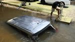 Banjir di Sintang Kalbar Mulai Surut, Mobil Terlihat Masuk Parit