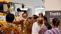 Presiden Joko Widodo mengelilingi booth Mitsubishi Fuso didampingi Presiden Direktur PT Krama Yudha Tiga Berlian Motor Naoya Rocky Takai. 