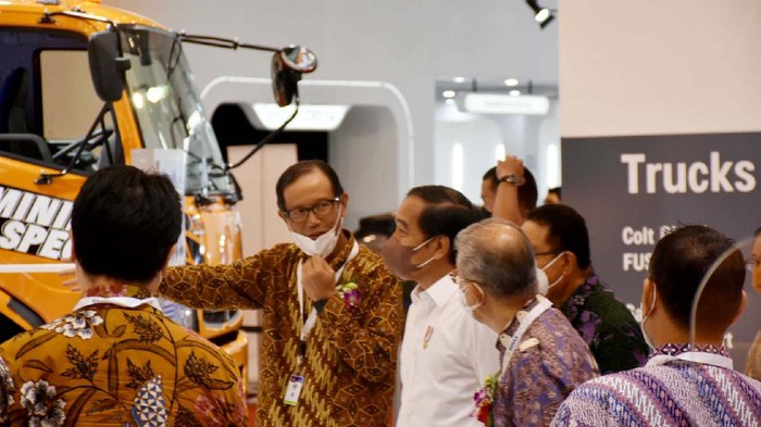 Momen saat Jokowi Naik Mitsubishi Fuso New Mining Spec Presiden Jokowi sempat menaiki mobil Mitsubishi Fuso New Mining Spec saat mengunjungi pameran GIIAS 2021 Rabu (17/11/2021) lalu. Begini momennya.
