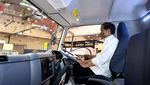 Momen saat Jokowi Naik Mitsubishi Fuso New Mining Spec