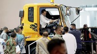 Presiden Joko Widodo menaiki Mitsubishi Fuso New Mining Spec di booth Mitsubishi Fuso saat mengunjungi pameran otomotif Gaikindo Indonesia International Auto Show (GIIAS) 2021 di ICE BSD City Tangerang, Banten, Rabu (17/11/2021) lalu.