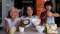 Pemain film Paranoia ini begitu dekat dengan anak-anaknya. Saat menghabiskan waktu di rumah saja, Nirina pilih melakukan aktivitas masak bersama. Salah satunya membuat camilan jasuke yang manis gurih ini.