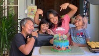 Foto ini membuktikan kekompakan keluarga kecil Nirina. Mereka tengah merayakan ulang tahun Elzo. Momen bahagia ini dilengkapi cake ulang tahun keren dan beragam makanan enak.