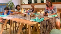 Nirina terlihat emosional saat menjelaskan masalah hukum yang dialaminya, padahal aslinya Nirina merupakan sosok yang cerita. Istri Ernest Cokelat ini sering membagikan momen seru di Instagram.