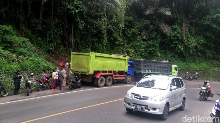 Napak Tilas Jejak Yana, Hilang di Cadas Pangeran-Ditemukan di Dawuan Yana Supriatna (40) bikin geger netizen Indonesia. Ia dikabarkan hilang di kawasan Cadas Pangeran, Sumedang, dan ditemukan di daerah Dawuan Majalengka.