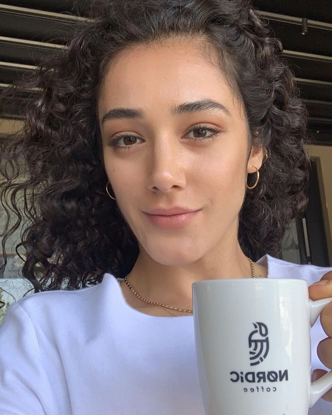 Pebulu tangkis yang menduduki peringkat 30 dunia itu tampil cukup gemilang di International Convention Center. Meski termasuk pemain non unggulan, secara mengejutkan ia sukses menumbangkan atlet unggulan Michelle Li dari Kanada.Foto: Instagram @neslihanyigits