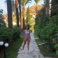 Sebelumnya Neslihan pernah jadi perbincangan di kalangan penggemar badminton Indonesia. Ketika itu, ia diserang netizen Indonesia karena tidak ikut dicoret dari All England sepert tim Indonesia karena peraturan terkait COVID-19. Padahal Greysia Poli mengatakan jika Neslihan dan pelatihnya sempat membantu tim Indonesia hingga akhirnya mereka berada dalam satu pesawat perjalanan ke Inggris. Foto: Instagram @neslihanyigits