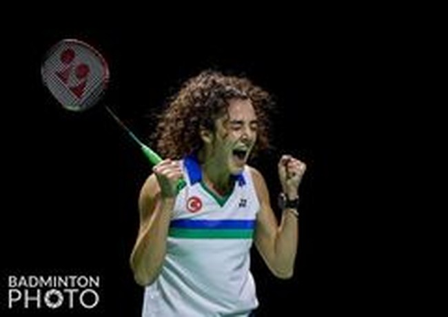 Wanita itu pun langsung mengunggah momen kemenangannya di Instagram. God win today! See you tomorrow in the quarterfinals, tulisnya dalam postingan yang banjir ucapan selamat dan dukungan dari penggemar bulutangkis.Foto: Instagram @neslihanyigits