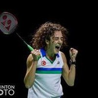 Wanita itu pun langsung mengunggah momen kemenangannya di Instagram. God win today! See you tomorrow in the quarterfinals, tulisnya dalam postingan yang banjir ucapan selamat dan dukungan dari penggemar bulutangkis.Foto: Instagram @neslihanyigits