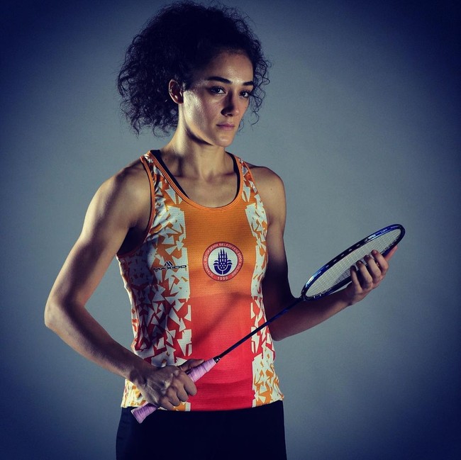 Atlet bulu tangkis Neslihan Yiğit melaju ke perempatan final ajang Indonesia Masters 2021 yang digelar di Bali. Setelah kemenangannya kemarin melawan Maria Ulitina, ia dijadwalkan akan bertanding lagi hari ini. Foto: Instagram @neslihanyigits