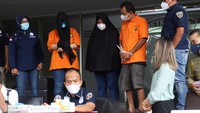 Nirina Zubir heran Riri Khasmita seakan tanpa dosa berani menatapnya. Foto: Palevi/detikcom