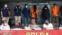 Polisi menghadirkan tiga tersangka mafia tanah yang dilaporkan oleh keluarga Nirina Zubir. Foto: Palevi/detikcom