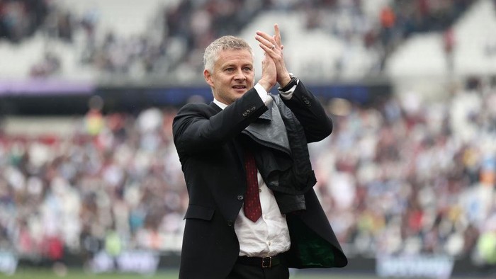 LONDON, ENGLAND - SEPTEMBER 19:  Ole Gunnar Solskjaer, Manager of Manchester United acknowledges the fans after his sides during the Premier League match between West Ham United and Manchester United at London Stadium on September 19, 2021 in London, England. (Photo by Julian Finney/Getty Images)