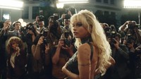 Pam & Tommy tidak hanya akan mengeksplor beredarnya video seks Pamela Anderson dan Tommy Lee. Tapi juga hubungan asmara antara keduanya. (Foto: dok. Hulu)