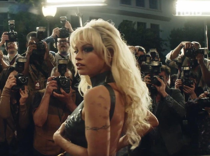 Pam & Tommy Penampilan Lily James dan Sebastian Stan sebagai Pamela Anderson dan Tommy Lee di serial original Hulu, Pam & Tommy. Tayang 2 Februari 2022.
