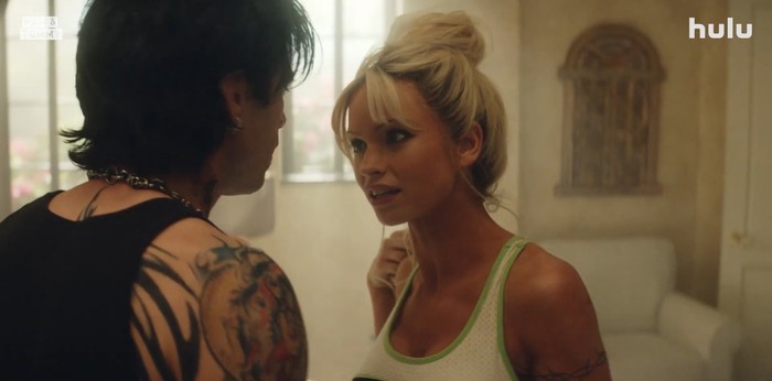 Pam & Tommy Penampilan Lily James dan Sebastian Stan sebagai Pamela Anderson dan Tommy Lee di serial original Hulu, Pam & Tommy. Tayang 2 Februari 2022.