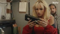 Nuansa Hollywood klasik yang penuh dengan seks, obat-obatan terlarang, juga rock-and-roll akan jadi sajian utama yang sudah bisa kita lihat cuplikannya dalam trailer Pam & Tommy. (Foto: dok. Hulu)