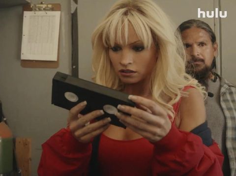 Penampilan Lily James dan Sebastian Stan sebagai Pamela Anderson dan Tommy Lee di serial original Hulu, Pam & Tommy. Tayang 2 Februari 2022.