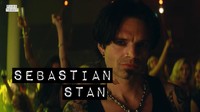 Sementara sosok rocker Tommy Lee diperankan oleh Sebastian Stan. Dok. Hulu