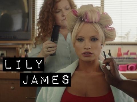 Penampilan Lily James dan Sebastian Stan sebagai Pamela Anderson dan Tommy Lee di serial original Hulu, Pam & Tommy. Tayang 2 Februari 2022.
