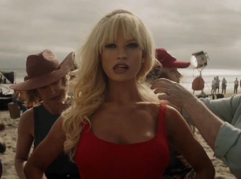 Penampilan Lily James dan Sebastian Stan sebagai Pamela Anderson dan Tommy Lee di serial original Hulu, Pam & Tommy. Tayang 2 Februari 2022.
