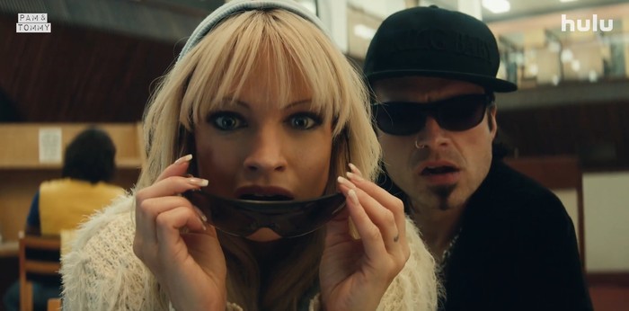Pam & Tommy Penampilan Lily James dan Sebastian Stan sebagai Pamela Anderson dan Tommy Lee di serial original Hulu, Pam & Tommy. Tayang 2 Februari 2022.
