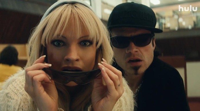 Pam & Tommy Penampilan Lily James dan Sebastian Stan sebagai Pamela Anderson dan Tommy Lee di serial original Hulu, Pam & Tommy. Tayang 2 Februari 2022.