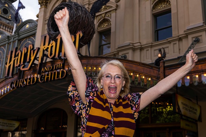 Panggung Teater Harry Potter Kembali Lagi MELBOURNE, AUSTRALIA - NOVEMBER 18: People arrive at Princess Theatre on November 18, 2021 in Melbourne, Australia. Harry Potter and the Cursed Child returns to the stage after 570 performances were cancelled due to ongoing COVID-19 lockdown restrictions in Melbourne. The two-part production will play until 27 March 2022. (Photo by Daniel Pockett/Getty Images)