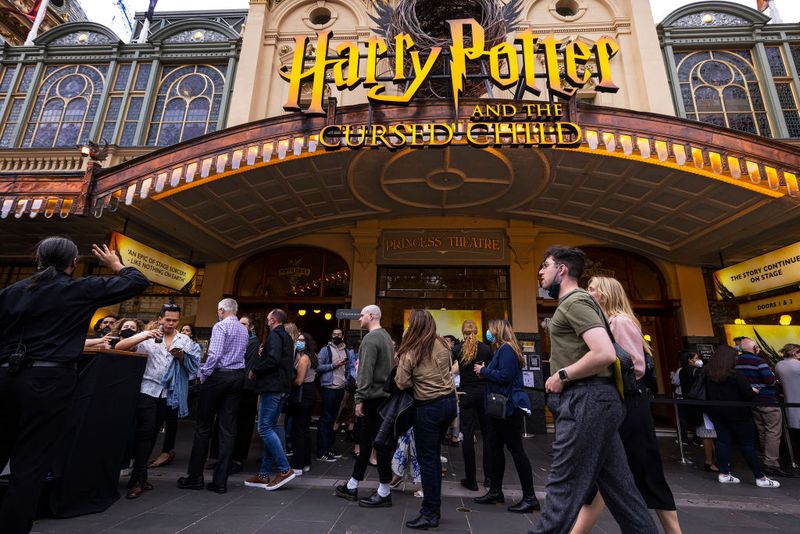 Panggung Teater Harry Potter Kembali Lagi MELBOURNE, AUSTRALIA - NOVEMBER 18: People arrive at Princess Theatre on November 18, 2021 in Melbourne, Australia. Harry Potter and the Cursed Child returns to the stage after 570 performances were cancelled due to ongoing COVID-19 lockdown restrictions in Melbourne. The two-part production will play until 27 March 2022. (Photo by Daniel Pockett/Getty Images)