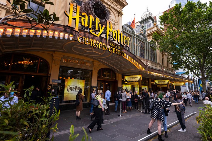 Panggung Teater Harry Potter Kembali Lagi MELBOURNE, AUSTRALIA - NOVEMBER 18: People arrive at Princess Theatre on November 18, 2021 in Melbourne, Australia. Harry Potter and the Cursed Child returns to the stage after 570 performances were cancelled due to ongoing COVID-19 lockdown restrictions in Melbourne. The two-part production will play until 27 March 2022. (Photo by Daniel Pockett/Getty Images)